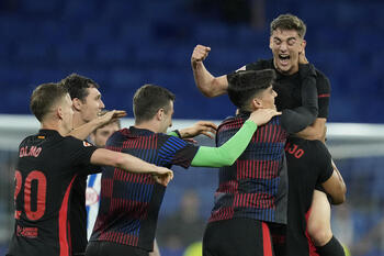 El Barcelona corona la Liga en el derbi
