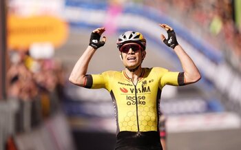 Van Aert revive en Siena en el Giro