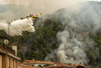 El incendio de Ávila experimenta una ligera mejoría