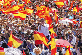 Miles de personas protestan en Madrid contra Sánchez