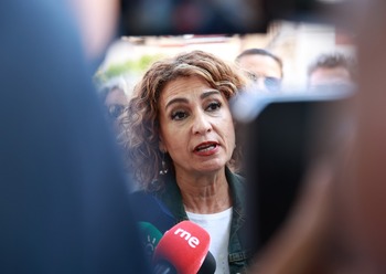 Montero dice que analizarán la OPA de BBVA sobre Sabadell