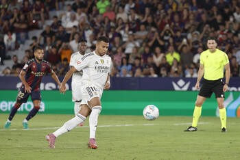 El Real Madrid golea al Levante y va lanzado al derbi


