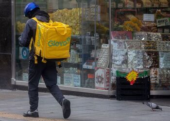 Rechazan la demanda contra Glovo por competencia desleal