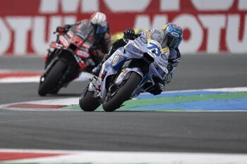 Alex Márquez, operado con éxito de la mano izquierda