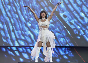 Barcelona y Aitana se funden y le chillan al amor y al desamor