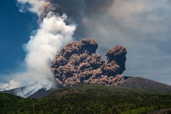 El Etna registra una potente erupción con coladas piroclásticas