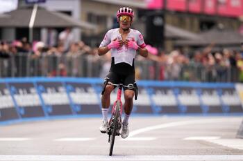 Carapaz renace en una inesperada gran etapa en el Giro