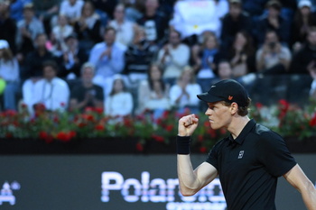 Sinner deslumbra en su regreso