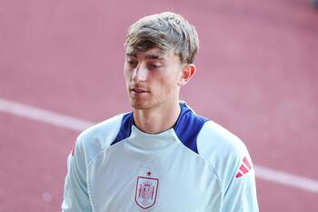 Huijsen abandona la concentración de la selección por lesión