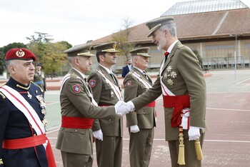 El Rey preside la jura de bandera de sus compañeros de promoción