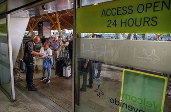 El blindaje de Barajas no impide la entrada de 200 ‘sin techo'