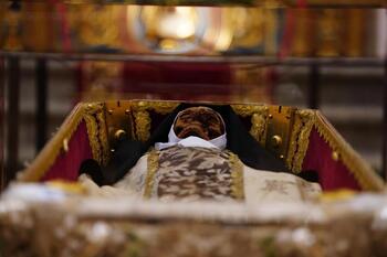 Los fieles veneran a Teresa de Jesús en Alba de Tormes