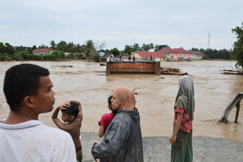Las inundaciones en Indonesia dejan ya más de 300 muertos
