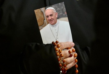 El Papa sigue un tratamiento sin ventilación mecánica