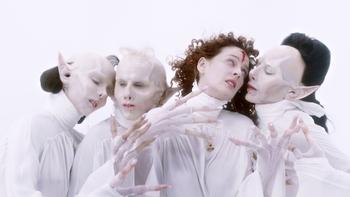 Eduardo Casanova reivindica a las vampiras en 'Silencio'