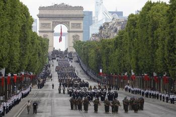 Francia exhibe músculo militar en su desfile del 14 de julio