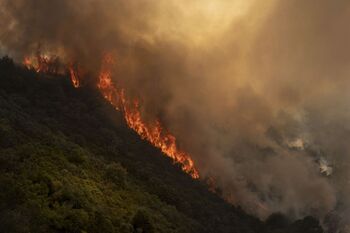 Un incendio en Vilardevós obliga a desplegar a la UME