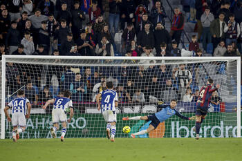 Un gol de penalti de Dela le da un respiro al Levante