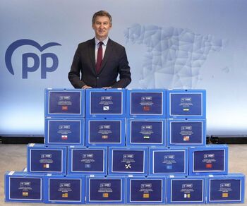 Feijóo presenta 94.500 apoyos para avalar su liderazgo en el PP