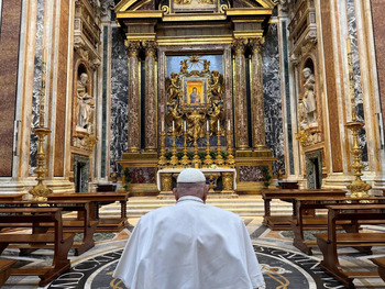 El Papa acude a Santa María la Mayor a rezar por Semana Santa
