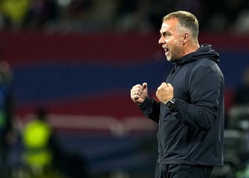 Flick exhibe su mano izquierda