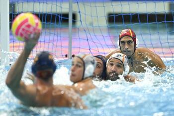 Unai baja la persiana, Sanahuja saca el brazo y España a semis