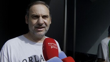 Ábalos se muestra tranquilo tras el registro en su casa