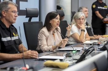 Robles no descarta destinar más militares a los incendios