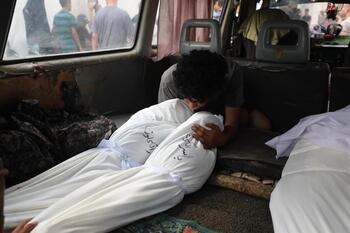 Un ataque israelí contra desplazados en Gaza deja cinco muertos