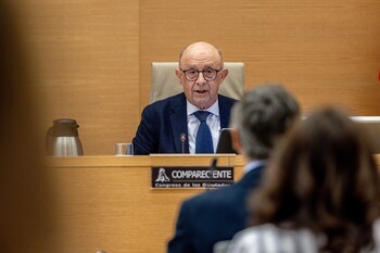 El juez no investigará a Montoro por recibir datos de políticos