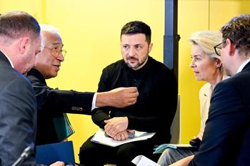 Von der Leyen garantiza a Zelenski la cooperación de la UE