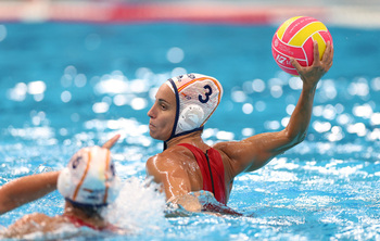 España sufre pero se verá en 'semis' ante Hungría