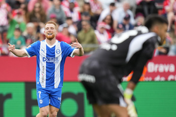 El Alavés da un paso hacia la permanencia 