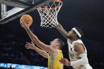 El Real Madrid gana y el Barça cae en el Roig Arena