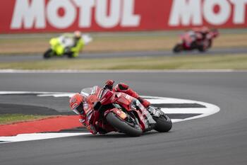 Marc Márquez suda su podio en Silverstone