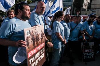 Manifestantes prenden fuego junto a la residencia de Netanyahu