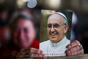El Papa ya no necesita la ventilación mecánica por las noches