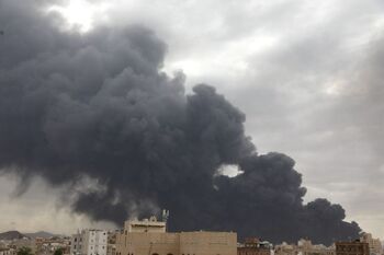 Israel bombardea el aeropuerto de la capital de Yemen