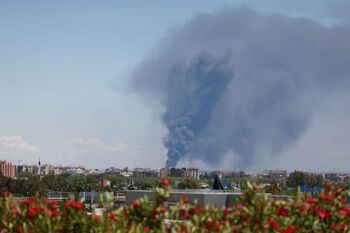 Declarado un incendio en una nave química de Alcalá de Guadaíra