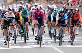 Pedersen reina en la tercera etapa del Giro