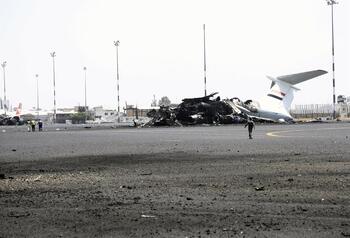 Israel bombardea el aeropuerto de la capital de Yemen