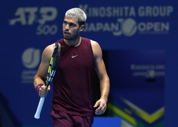 Alcaraz arranca con susto y victoria en el torneo de Tokio