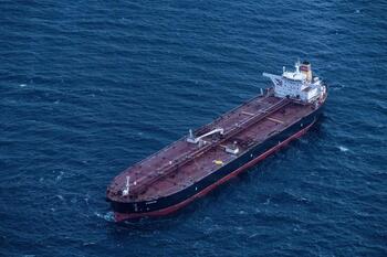 La UE impone sanciones a 41 buques de la 'flota fantasma' rusa