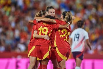 España arranca su motor con victoria