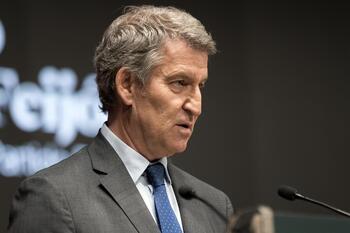 Feijóo pide a Sánchez dimitir antes de volver de La Haya