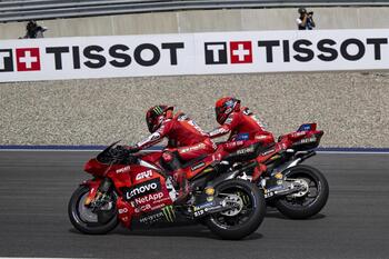 Bagnaia renace en la esprint de Motegi y Márquez roza el título