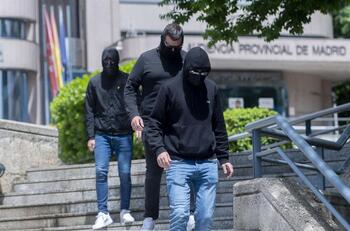 Prisión para los ultras que colgaron un muñeco de Vinícius