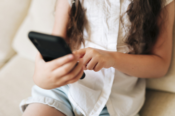 Proponen una edad mínima en la UE para acceder a redes sociales