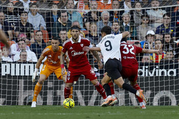 Hugo Duro rescata al Valencia
