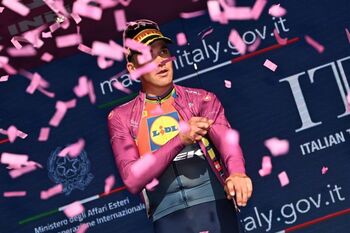 Pedersen firma su triplete en el Giro